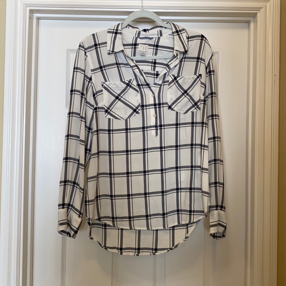 Women’s button plaid black and white shirt. Size L